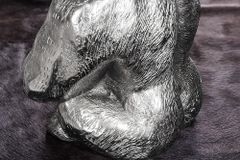Runder Couchtisch WILDLIFE KONG 60cm silber Metall Glas Affenfigur Gorilla Skulptur handmade