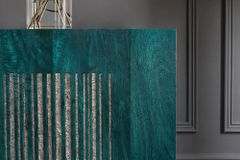 Massives Sideboard ONYX 180cm türkis Mangoholz Achat Edelstein gold Metallgestell