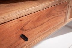 Massives TV-Board MYSTIC LIVING 140cm Akazie natur 3D Oberfläche Massivholz