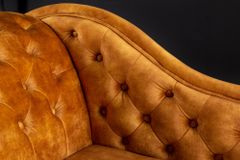 Design Récamière CHESTERFIELD 170cm senfgelb Samt Knopfheftung Nietenbesatz
