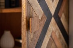 Elegantes Sideboard LONG ISLAND 160cm Mangoholz-Optik mit Retro Muster