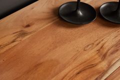 Hängendes TV-Lowboard AMAZONAS 160cm natur Akazie Massivholz Baumkante Metall schwarz