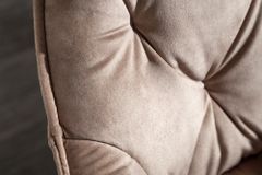 Design Stuhl MILANO champagner beige Samt mit Armlehne gepolstert schwarze Metallbeine