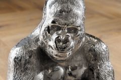 Runder Beistelltisch KONG 50cm silber Metall Glas Affenfigur Gorilla Skulptur