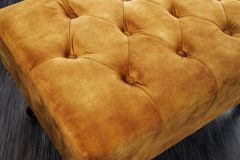 Design Fußhocker CHESTERFIELD 80cm senfgelb Samt Knopfheftung Nietenbesatz