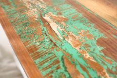 Massiver Couchtisch JAKARTA 70cm weiß bunt Holz Truhe aus recycelten Fischerbooten mit Schubladen