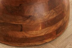 Massiver Esstisch MAESTRO 130cm braun Mangoholz rund mit Säulenfuß