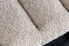 Design Sitzbank PETIT BEAUTÉ 110cm champagner greige Bouclé schwarzes Metallgestell