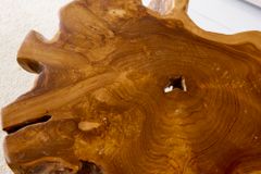 Einzigartiger Beistelltisch WILD 50cm Teak Massivholz Baumscheibe Metallbeine schwarz
