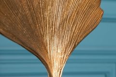 Dekorative Skulptur GINKGO LEAF 44cm gold handmade Metall mit Marmorsockel