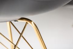 Design Stuhl SCANDINAVIA MEISTERSTÜCK schwarz goldene Beine