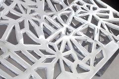 Handgearbeiteter Couchtisch ABSTRACT 60cm Alu silberfarbig im Gap Design