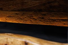 Massivholz Highboard GRAND ACACIA 120cm braun Akazie mit LED-Beleuchtung Baumkante