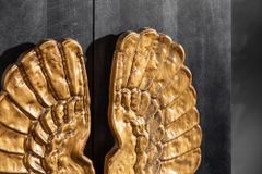 Extravagantes Highboard ANGEL 140cm schwarz Mangoholz mit goldenen Flügeln