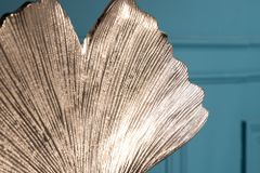 Dekorative Skulptur GINKGO LEAF 45cm silber handmade Metall mit Marmorsockel