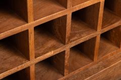 Massiver Barschrank ADLON 140cm braun Mangoholz mit 3D-Front und Weinregal