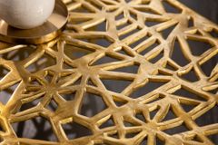 Handgearbeiteter Couchtisch ABSTRACT 60cm Alu gold im Gap Design