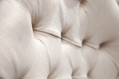 Eleganter Stuhl CASTLE beige Leinenstoff Landhausstil mit Komfortgriff