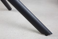 Drehbarer Stuhl PAPILLON hellgrau Strukturstoff mit Armlehne Ziersteppung schwarzes Gestell