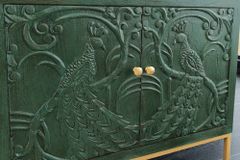 Massives Sideboard PEACOCK 175cm grün Mangoholz antik 3D Schnitzerei Pfau-Design