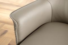 Drehbarer Stuhl LE GRAND taupe Echtleder Strukturstoff schwarzes Metallgestell