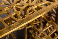 Handgearbeiteter Couchtisch ABSTRACT 50cm 2er Set gold im Gap Design
