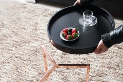 Extravaganter Beistelltisch MODULAR 40cm matt schwarz kupfer rund inkl. Tablett