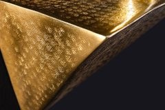 Handgefertigtes Wandregal PYRAMID 40cm gold antik Metall Hammerschlag Design