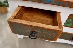 Massiver Couchtisch JAKARTA 70cm weiß bunt Holz Truhe aus recycelten Fischerbooten mit Schubladen