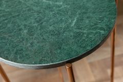 Handgearbeiteter Beistelltisch NOBLE I 35cm grün Marmor abnehmbare Tischplatte rund