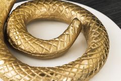 Runder Beistelltisch WILDLIFE COBRA 65cm gold weiß Marmor Schlangen-Skulptur handmade