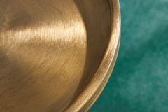 Design Beistelltisch TRAYFUL 60cm antik gold weißer Marmorfuß handmade rund