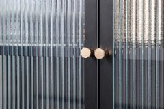 Moderne Vitrine PARIS 110cm schwarz gold Riffelglas Metall Sideboard Schrank