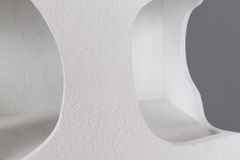 Abstraktes Regal ART AMBIENTE 180cm weiß Beton strukturiert Standregal