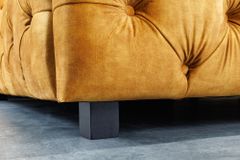 Queensize Doppelbett PARIS 160x200cm senfgelb Samt Chesterfield Design