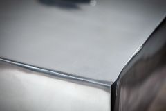 Skulp­tu­raler Beistelltisch TWIST 45cm silber Aluminium poliert Sitzhocker Modern Design