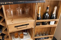 Design Barschrank BODEGA 120cm natur Pinienholz mit 3D-Front und Flaschenregal