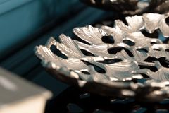 Dekorative Schale GINKGO LEAFS 40cm silber handmade Metall