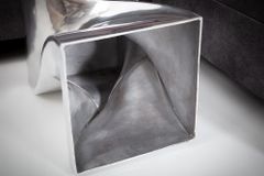 Skulp­tu­raler Beistelltisch TWIST 45cm silber Aluminium poliert Sitzhocker Modern Design