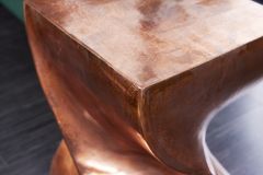 Skulp­tu­raler Beistelltisch TWIST 45cm kupfer geflammt Metall handmade Nachttisch