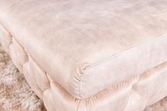 Chesterfield Sitzhocker MODERN BAROCK 90cm champagner Samt Fußhocker