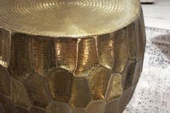 Runder Couchtisch ORGANIC ORIENT 70cm gold Metall Hammerschlag 3D-Design handmade