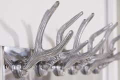 Dekorative Wandgarderobe DEER 50cm silber Aluminium poliert Hirschgeweih Kleiderhaken