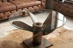 Maritimer Couchtisch OCEAN M 60cm kupfer geflammt rund Schiffsschraube Glasplatte