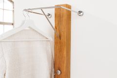 Massive Wandgarderobe JAVA 185cm recyceltes Teakholz mit drei Kleiderhaken
