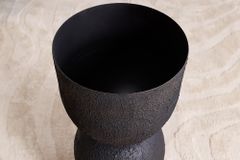 Moderne Vase SANDGLASS L 55cm schwarz Eisen handmade beidseitig nutzbar