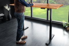 Höhenverstellbarer Schreibtisch MAMMUT 140cm natur Akazie Massivholz Baumkante