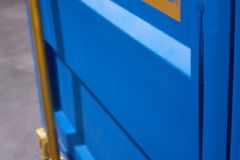 Design Barschrank Container GLOBETROTTER 180cm blau Weinregal Upcycling
