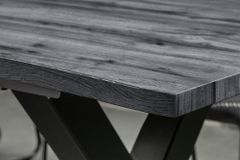 Ausziehbarer Esstisch WILD 180-220cm grau gekälkt Wildeichen-Design Baumkante schwarz