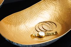 Handgerfertigtes 2er Set Deko Schalen ABSTRACT ORIENT 55cm gold Metall Patina